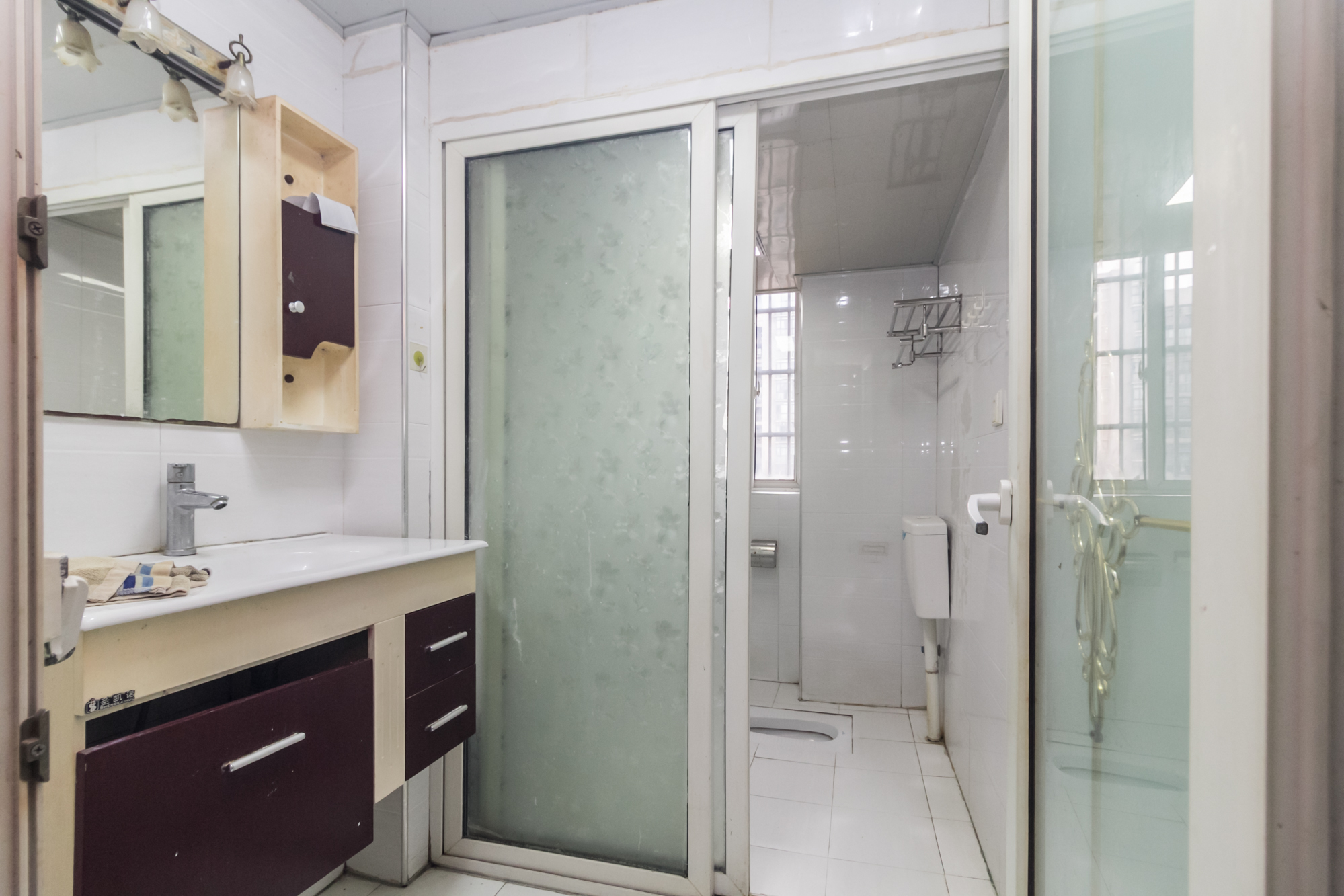 圣力华苑 3室2厅2卫 75.0万 圣力华苑 3室2厅2卫 75.0万卫生间