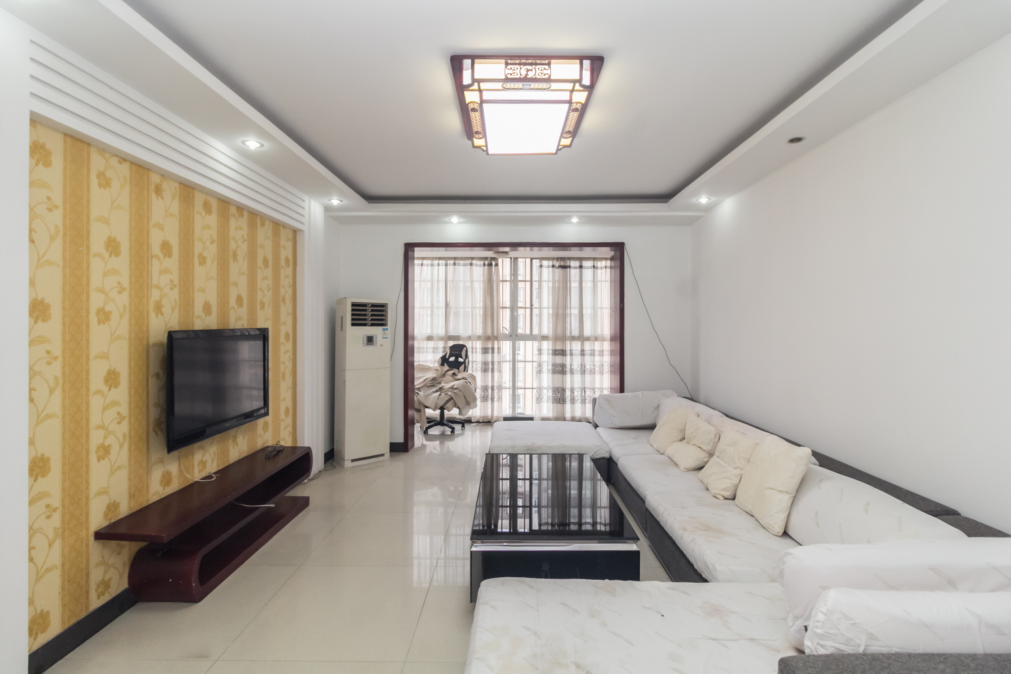 圣力华苑  3室2厅2卫    75.0万客厅