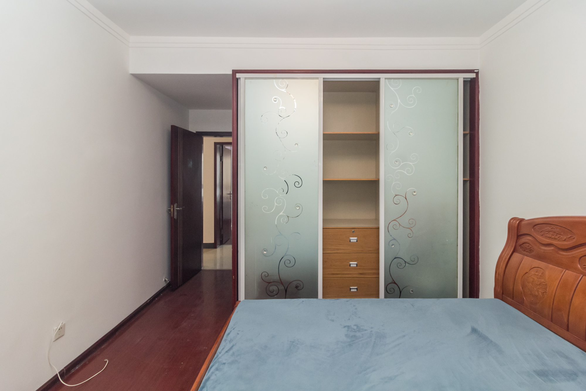 圣力华苑  3室2厅2卫    75.0万卧室