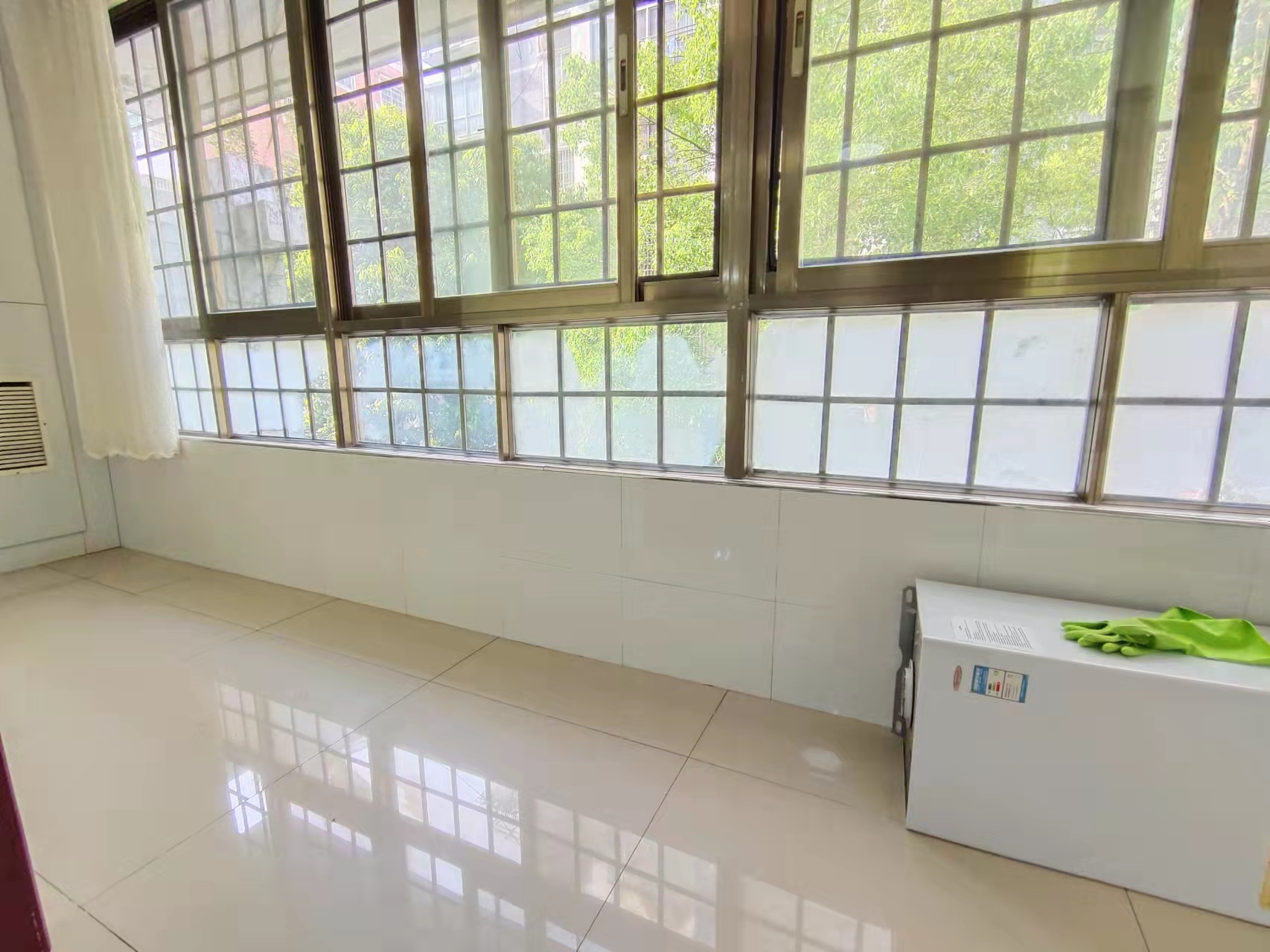 江岸人家 3室2厅2卫 83.8万 江岸人家 3室2厅2卫 83.8万客厅