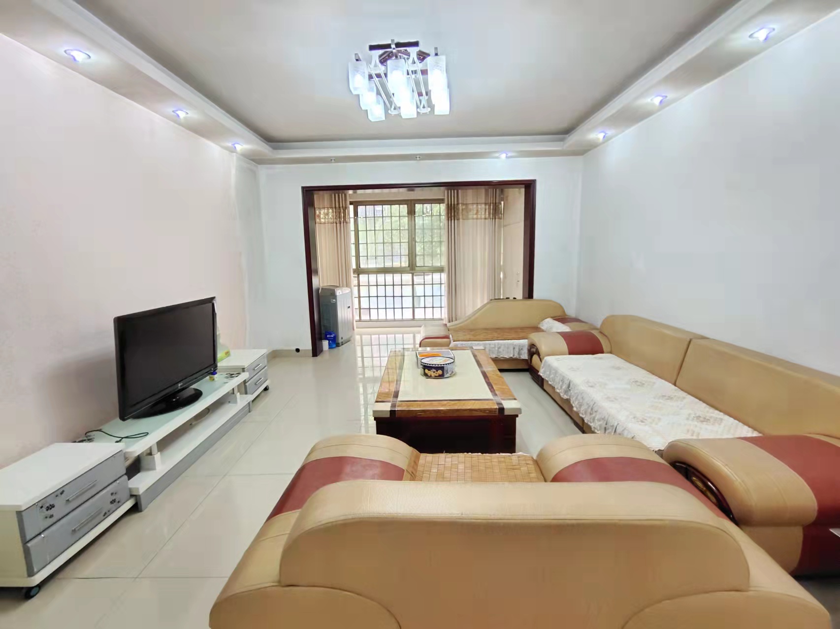 江岸人家 3室2厅2卫 83.8万 江岸人家 3室2厅2卫 83.8万客厅