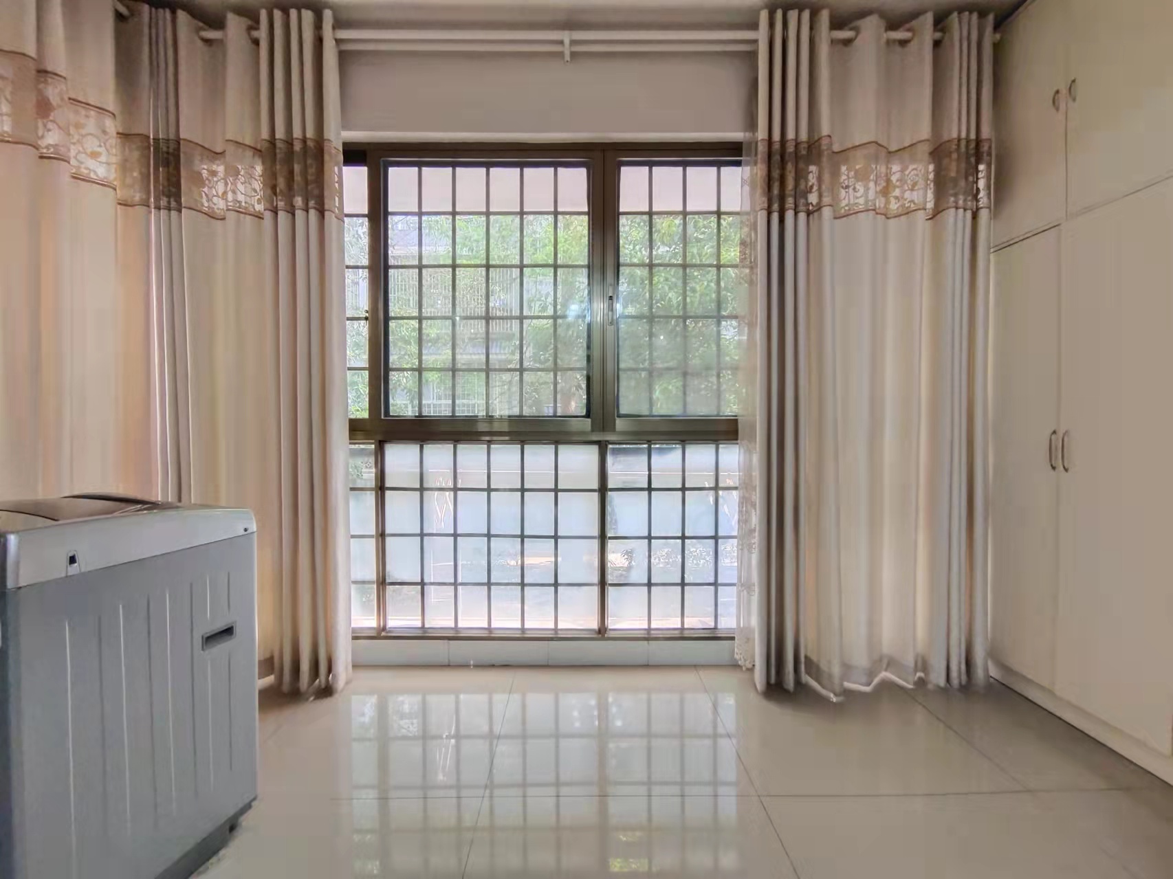 江岸人家 3室2厅2卫 83.8万 江岸人家 3室2厅2卫 83.8万客厅