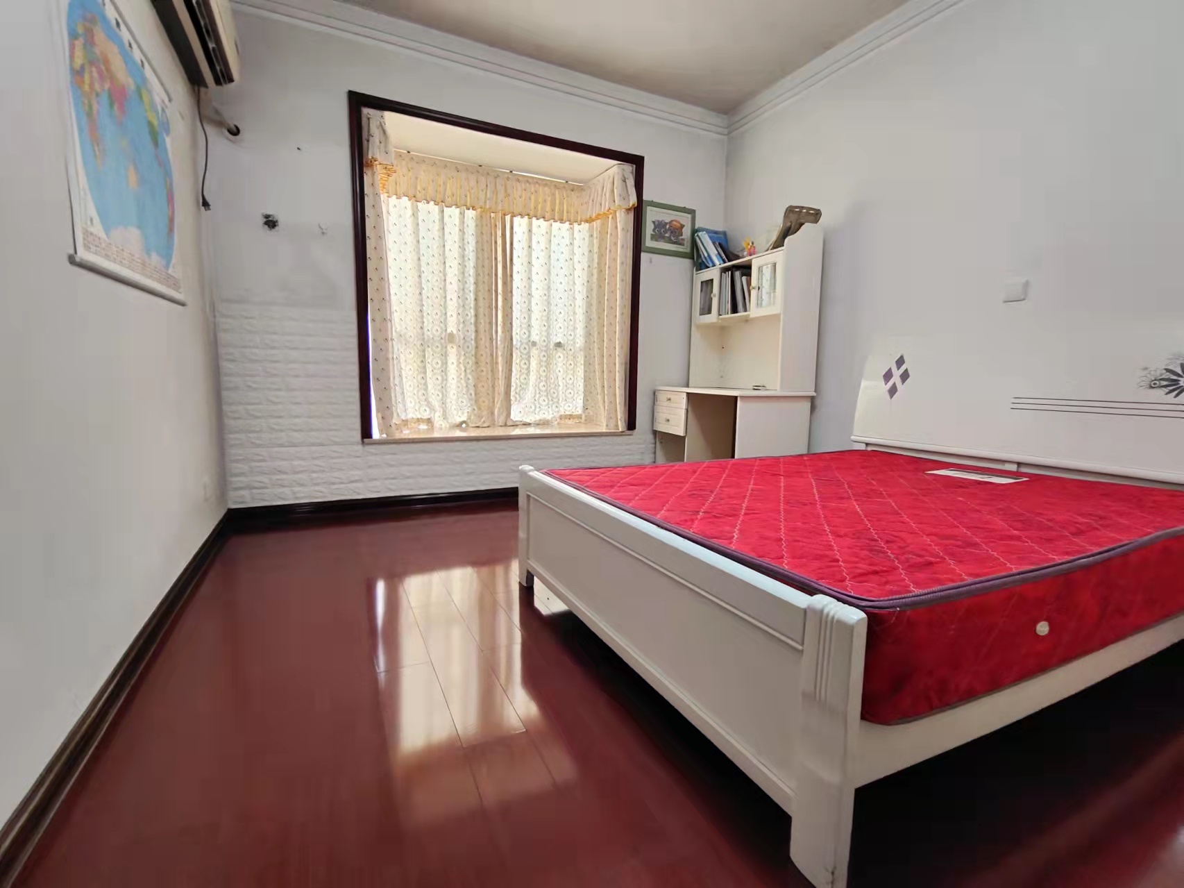 江岸人家 3室2厅2卫 83.8万 江岸人家 3室2厅2卫 83.8万客厅