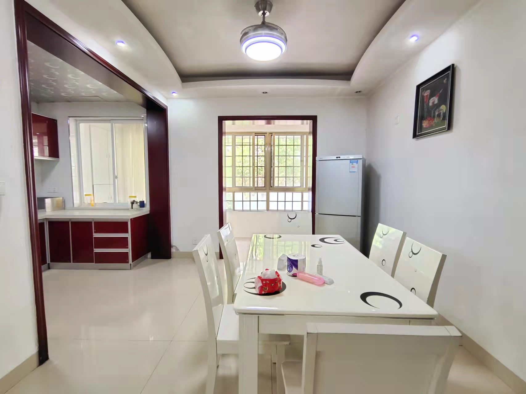 江岸人家 3室2厅2卫 83.8万 江岸人家 3室2厅2卫 83.8万客厅