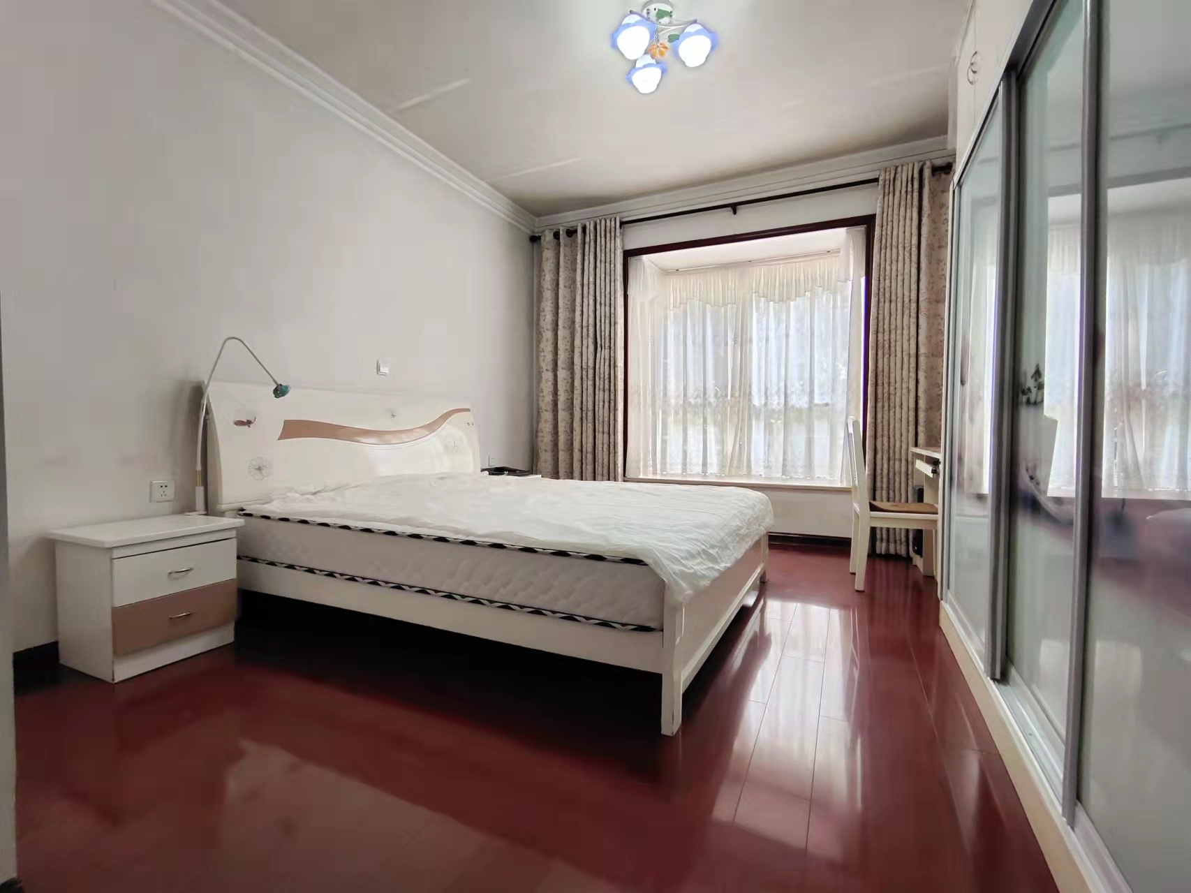 江岸人家 3室2厅2卫 83.8万 江岸人家 3室2厅2卫 83.8万客厅