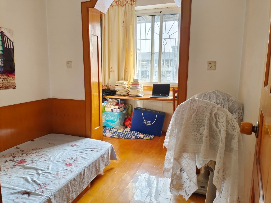 贺家土公交小区 3室2厅1卫 35.0万 贺家土公交小区 3室2厅1卫 35.0万客厅