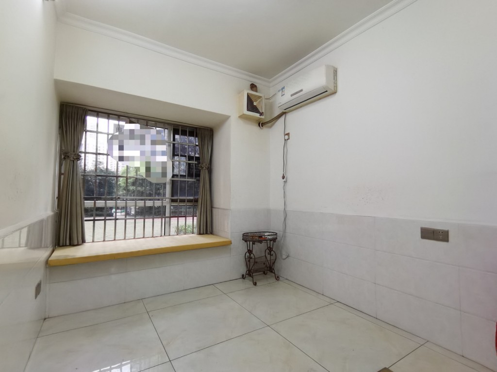 美的城三期 4室2厅2卫 82.0万 美的城三期 4室2厅2卫 82.0万客厅