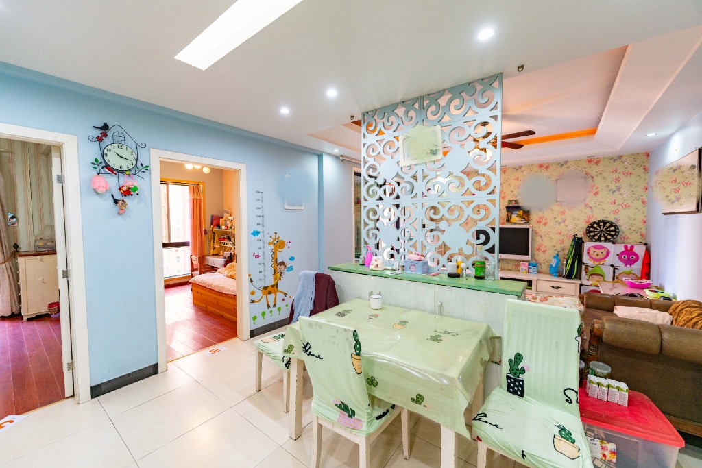 水岸天际（一期、二期）  2室2厅2卫    76.0万客厅