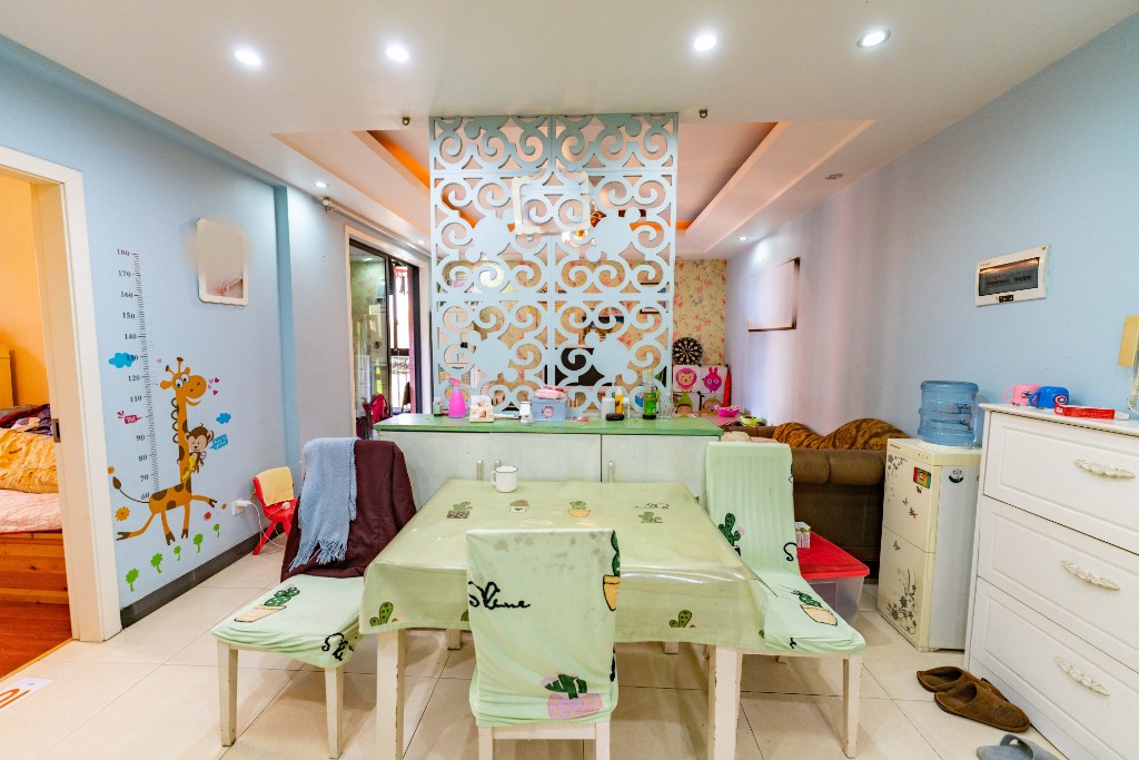 水岸天际（一期、二期）  2室2厅2卫    76.0万客厅