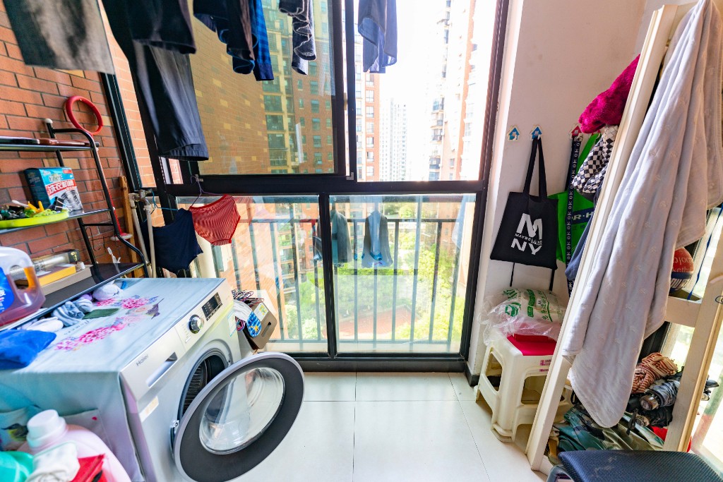 水岸天际（一期、二期）  2室2厅2卫    76.0万阳台