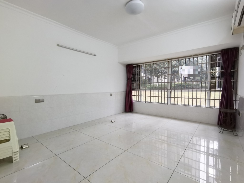 美的城三期 4室2厅2卫 82.0万 美的城三期 4室2厅2卫 82.0万客厅