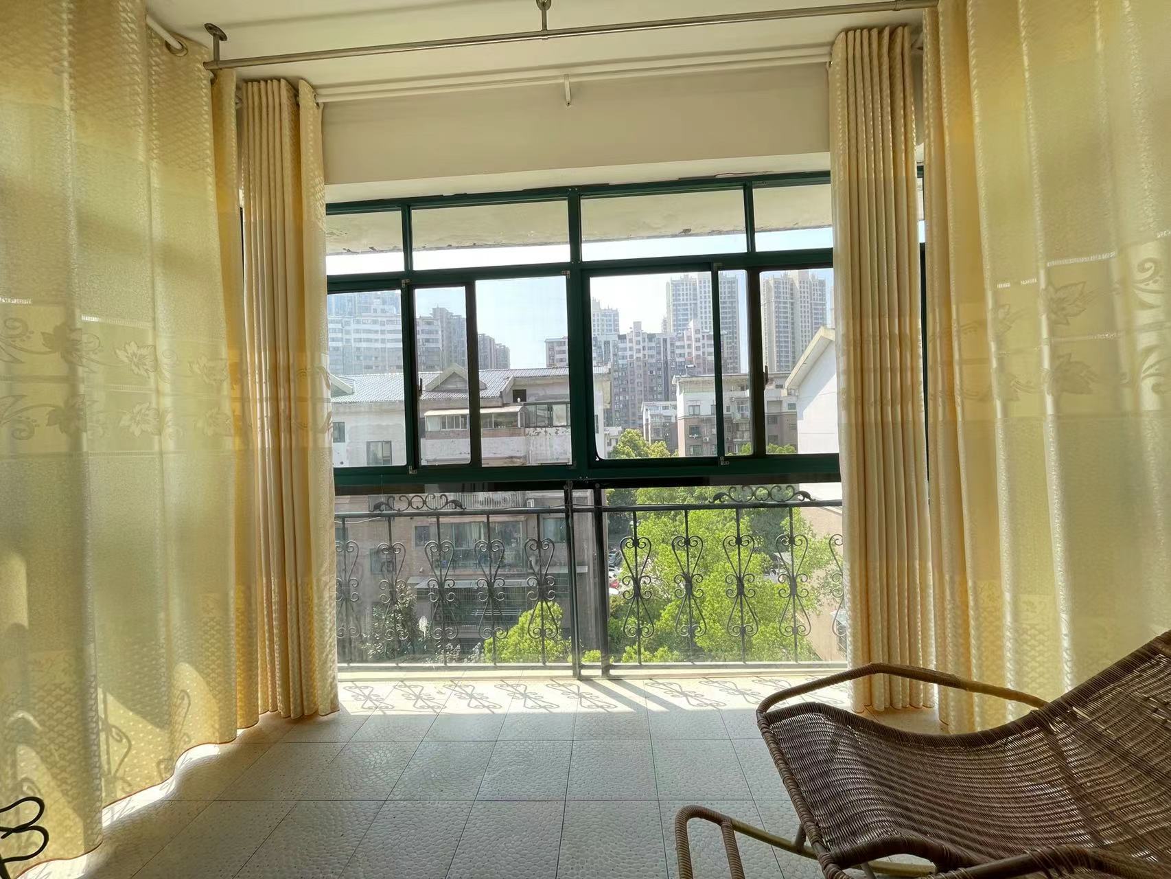 香山美境 3室2厅2卫 68.0万 香山美境 3室2厅2卫 68.0万客厅