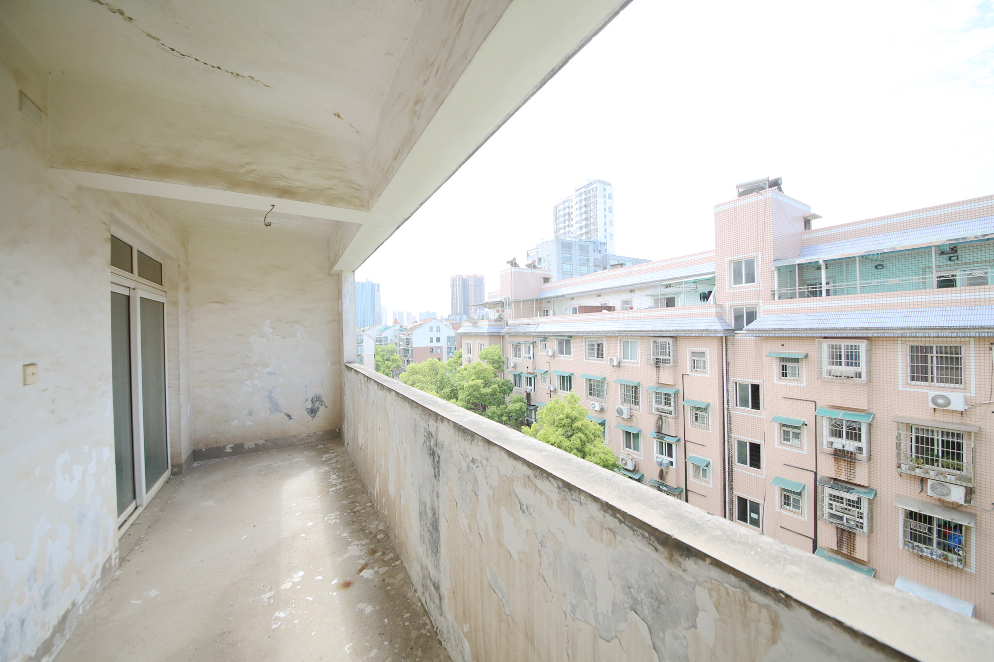 荷花园小区（安置房小区）  5室2厅3卫    136.0万客厅