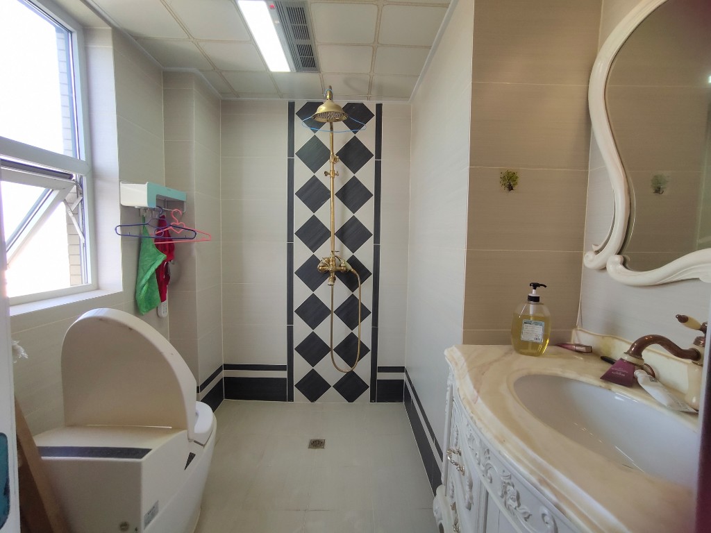 美的城四期  3室2厅2卫    61.8万 美的城四期  3室2厅2卫    61.8万客厅