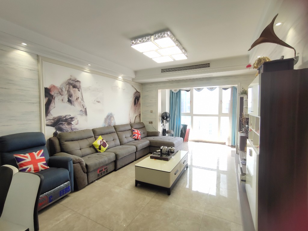 美的城四期  3室2厅2卫    61.8万 美的城四期  3室2厅2卫    61.8万客厅