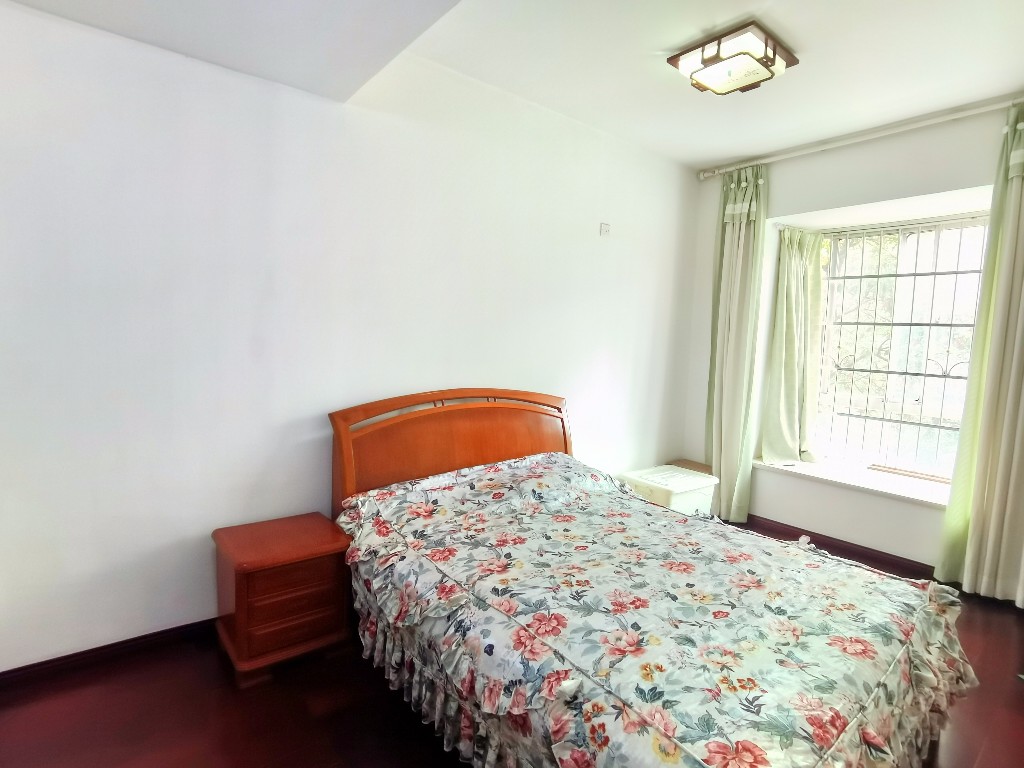 玫瑰名城百合苑  5室2厅2卫    120.0万 玫瑰名城百合苑  5室2厅2卫    120.0万客厅