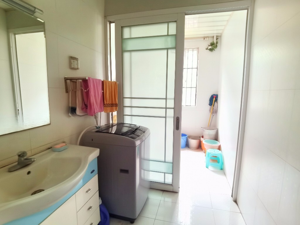 玫瑰名城百合苑  5室2厅2卫    120.0万 玫瑰名城百合苑  5室2厅2卫    120.0万客厅