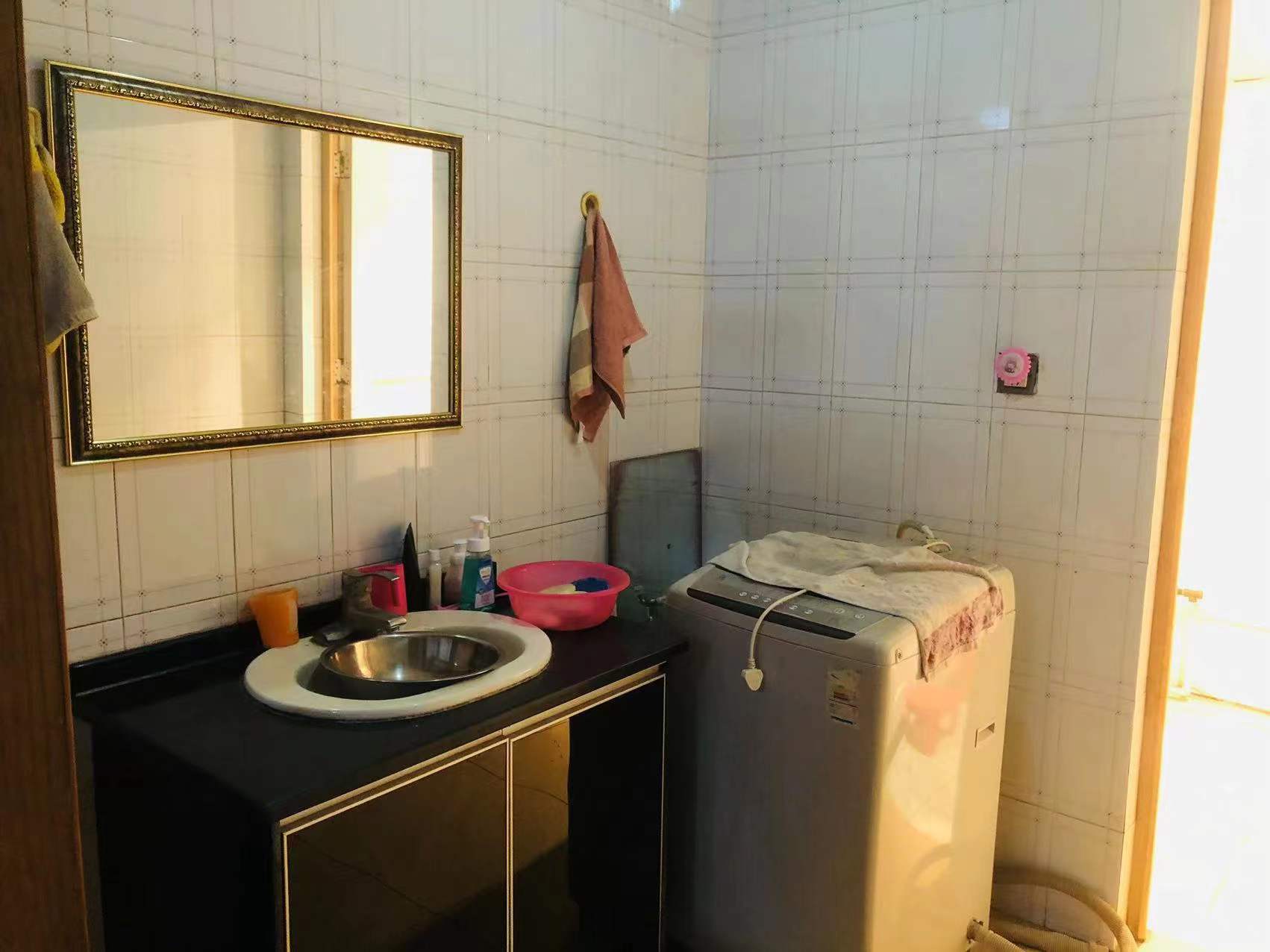 合泰小区  3室2厅1卫    60.0万 合泰小区  3室2厅1卫    60.0万客厅