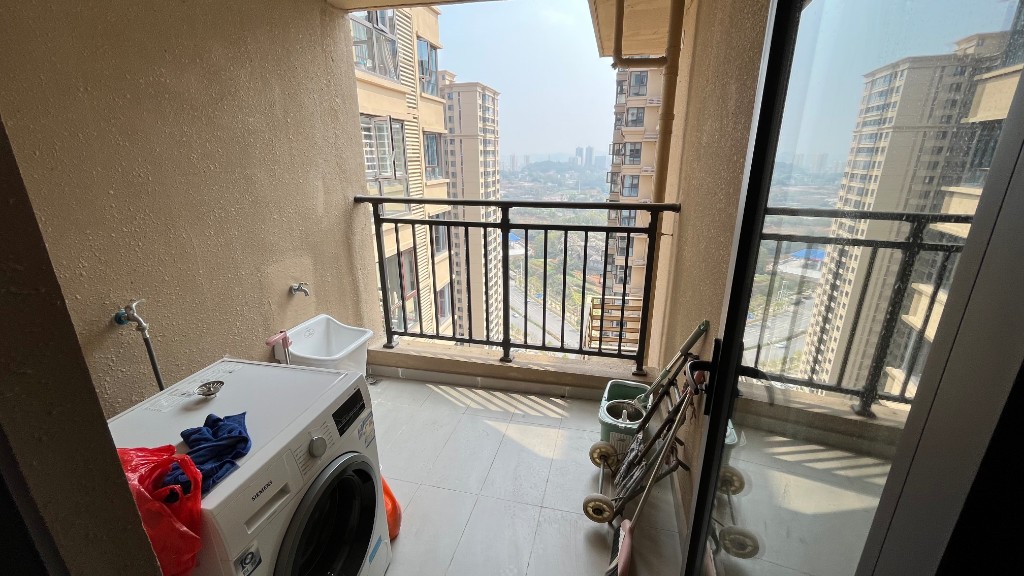 东部美的城 4室2厅2卫 108.0万 东部美的城 4室2厅2卫 108.0万客厅