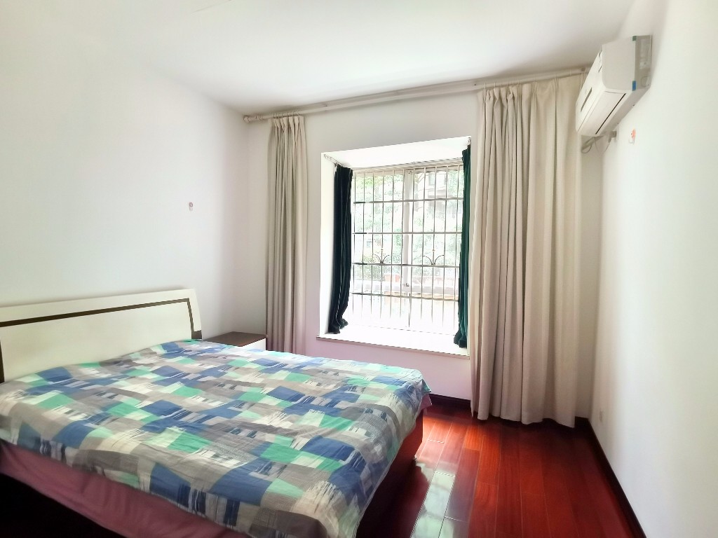 玫瑰名城百合苑  5室2厅2卫    120.0万 玫瑰名城百合苑  5室2厅2卫    120.0万客厅