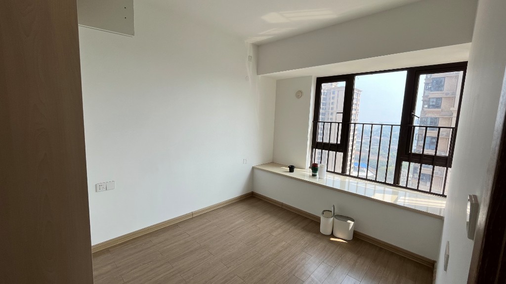 东部美的城 4室2厅2卫 108.0万 东部美的城 4室2厅2卫 108.0万客厅