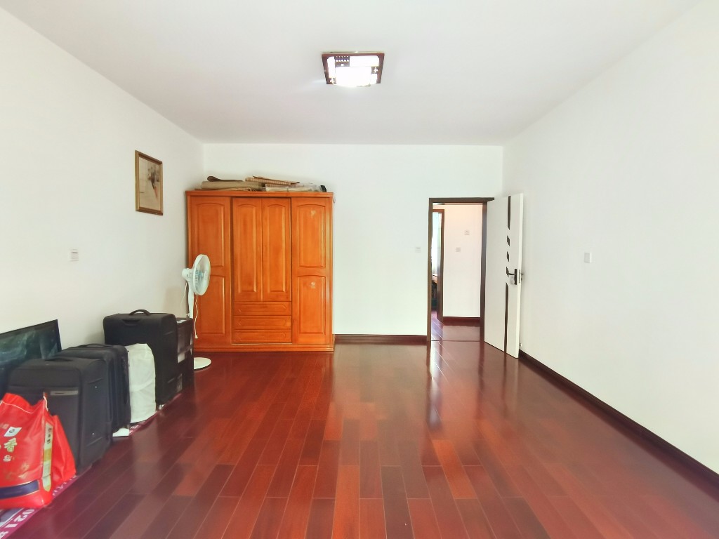 玫瑰名城百合苑  5室2厅2卫    120.0万 玫瑰名城百合苑  5室2厅2卫    120.0万客厅