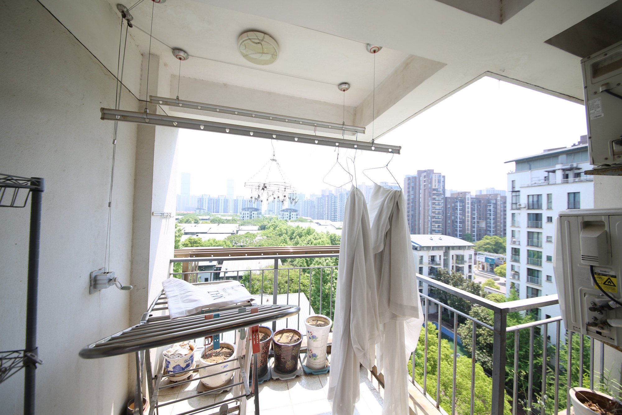 西街花园  3室2厅2卫   199.80万阳台