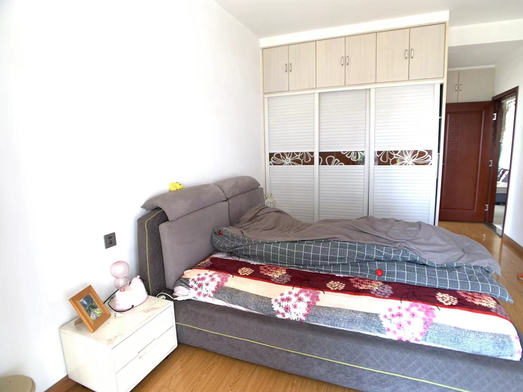 泰山公馆 3室2厅2卫 65.0万 泰山公馆 3室2厅2卫 65.0万客厅