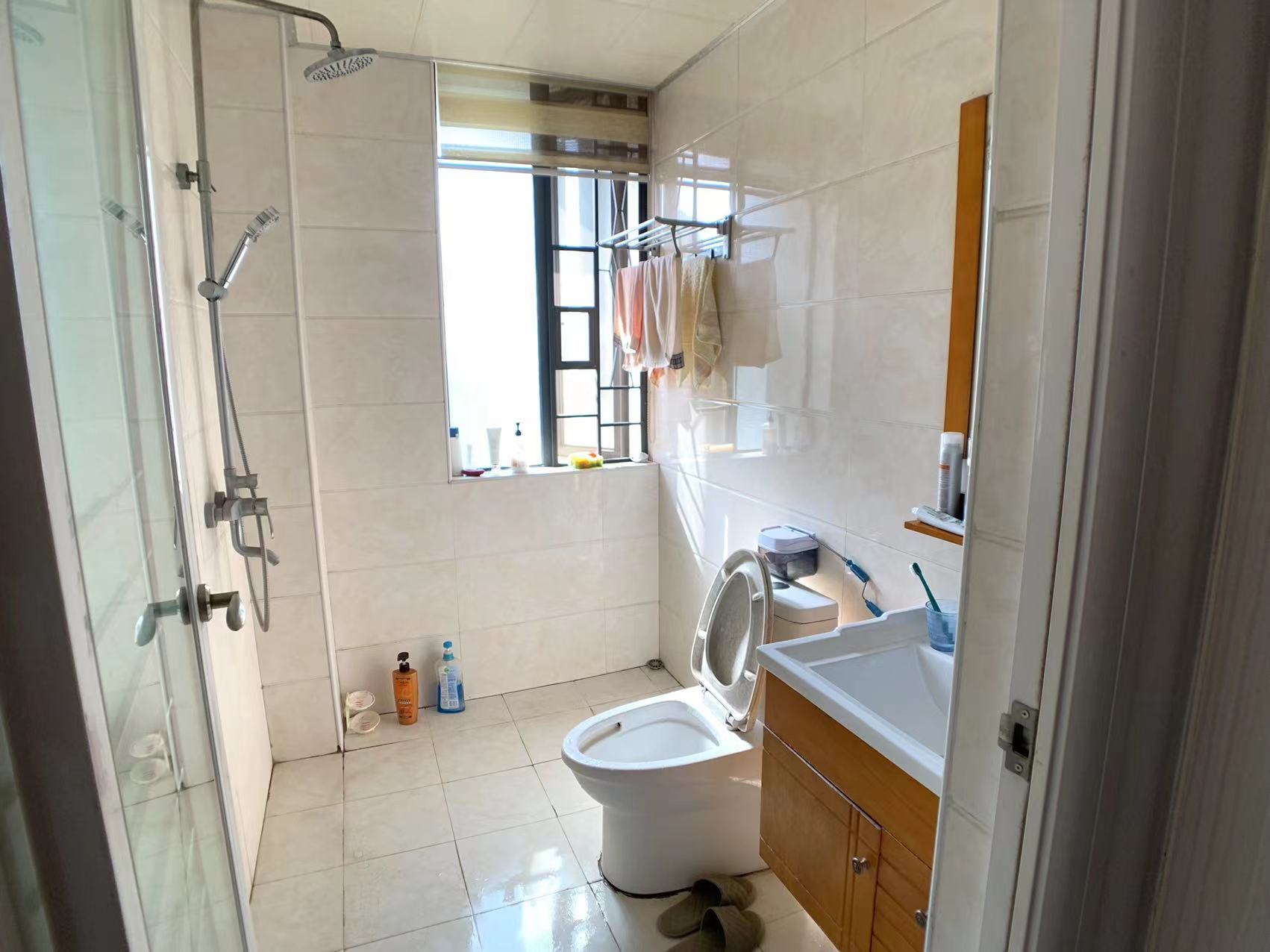 泰山公馆 3室2厅2卫 65.0万 泰山公馆 3室2厅2卫 65.0万客厅