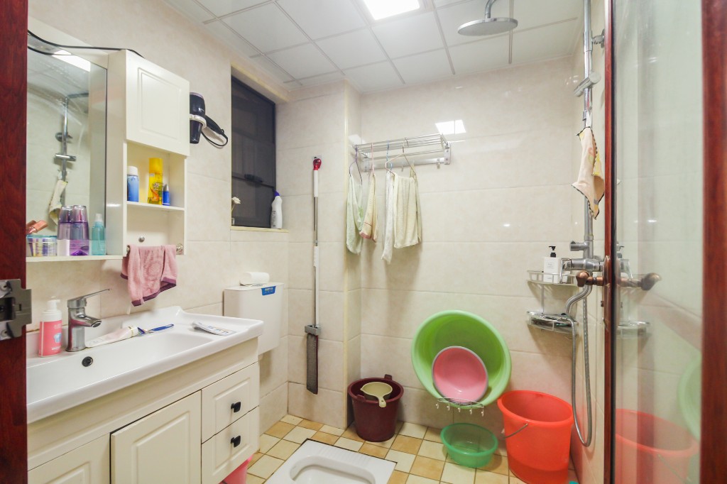 东方美地  3室2厅1卫    90.0万卫生间