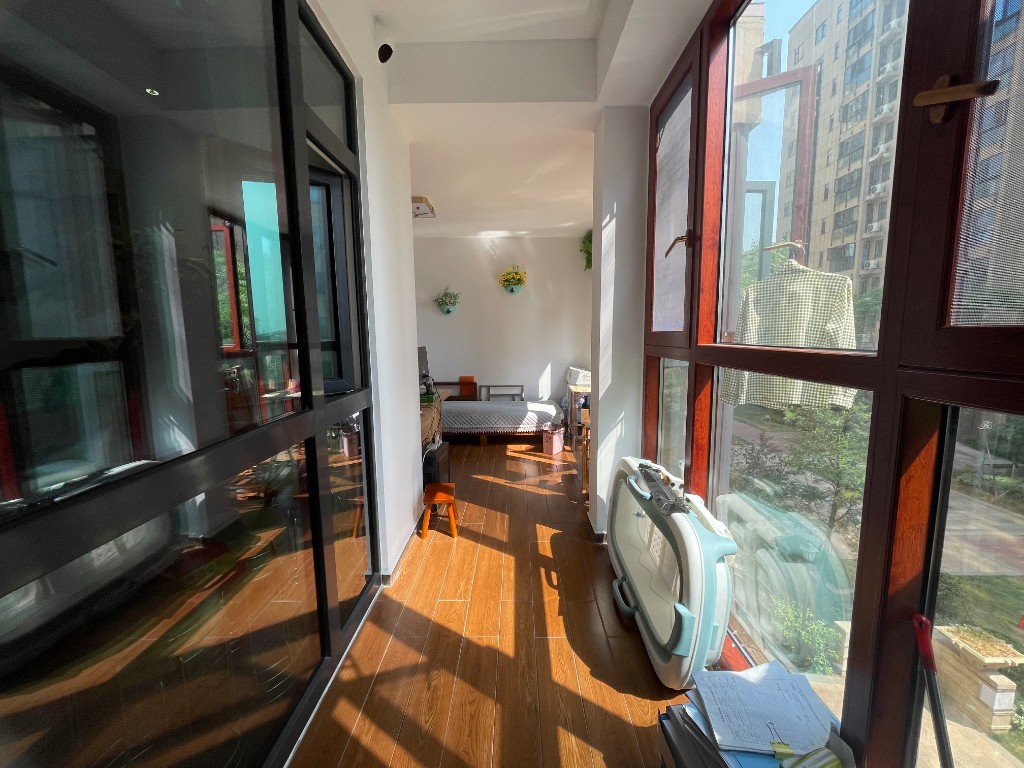 城市公园 3室2厅2卫 145.0万 城市公园 3室2厅2卫 145.0万客厅