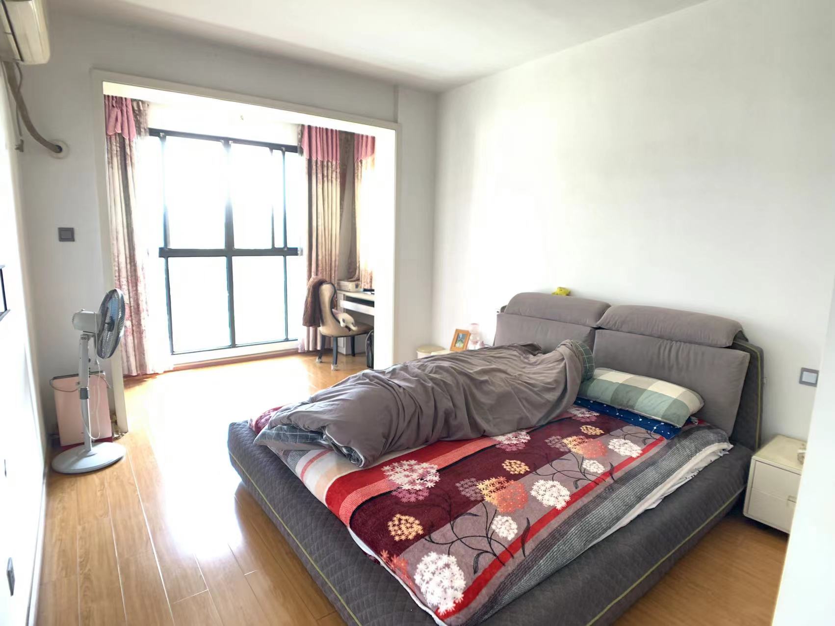 泰山公馆 3室2厅2卫 65.0万 泰山公馆 3室2厅2卫 65.0万客厅