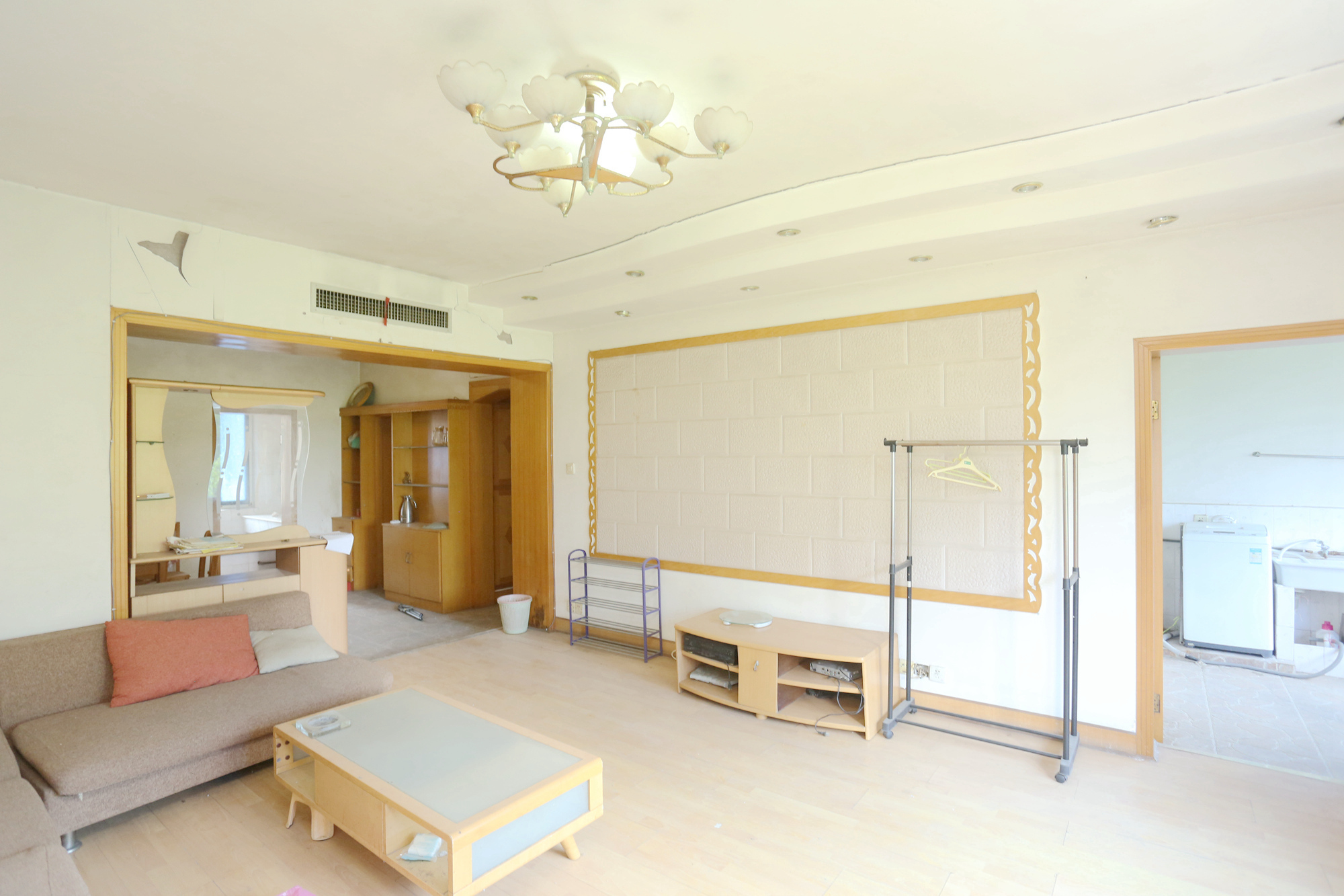 湖南省计划干部学校宿舍  3室2厅1卫    83.9万客厅