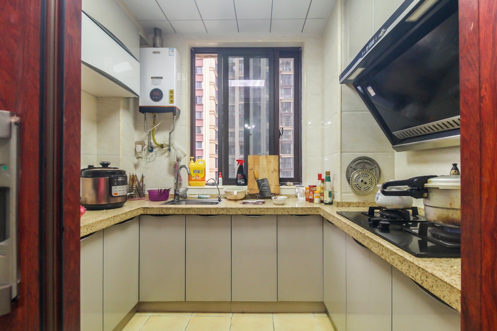 东方美地  3室2厅1卫    90.0万厨房