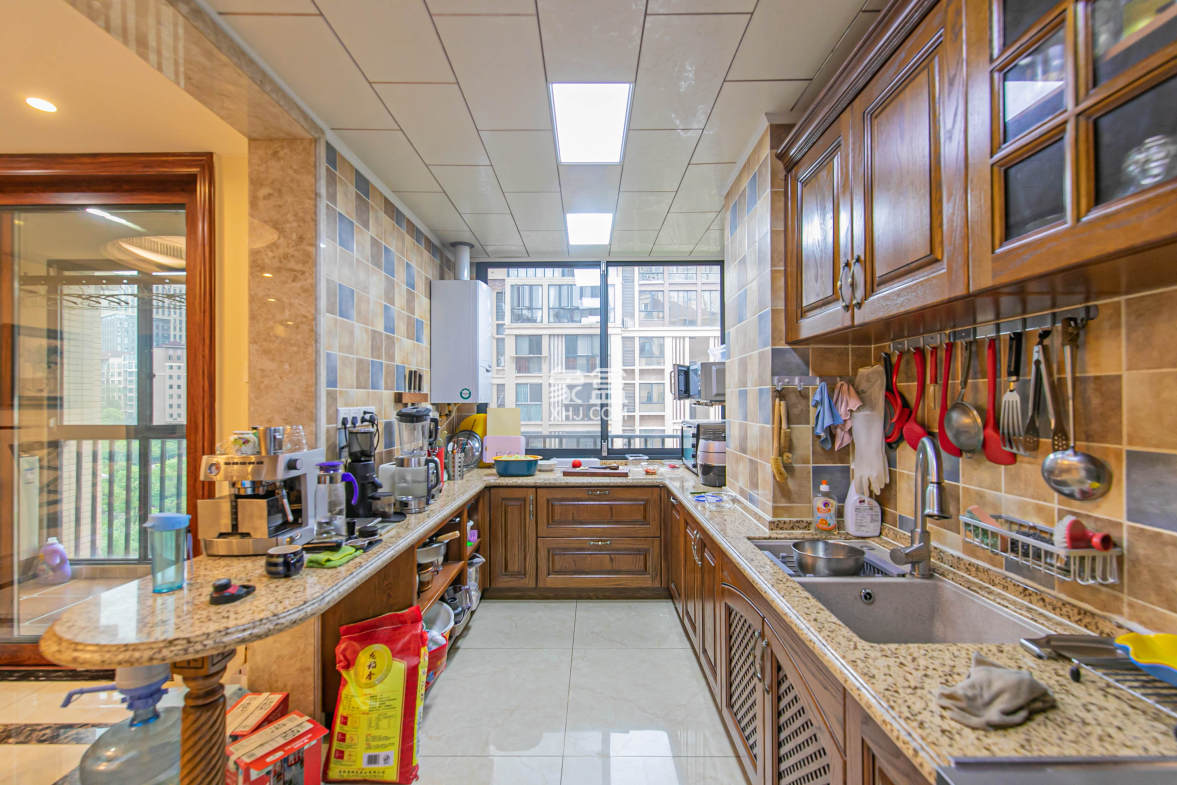 深业睿城 5室2厅2卫 290.0万 深业睿城 5室2厅2卫 290.0万厨房