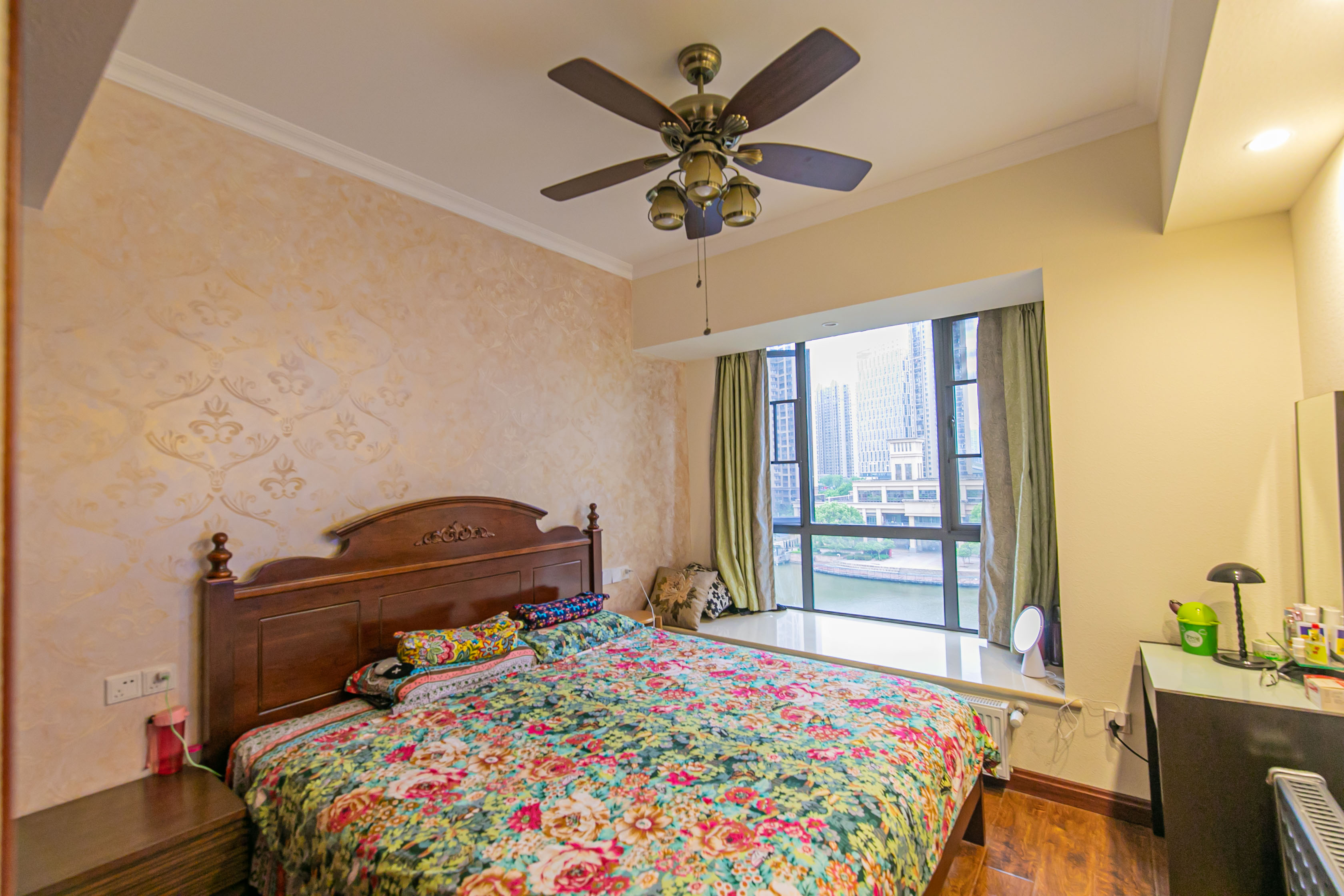 深业睿城 5室2厅2卫 290.0万 深业睿城 5室2厅2卫 290.0万卧室