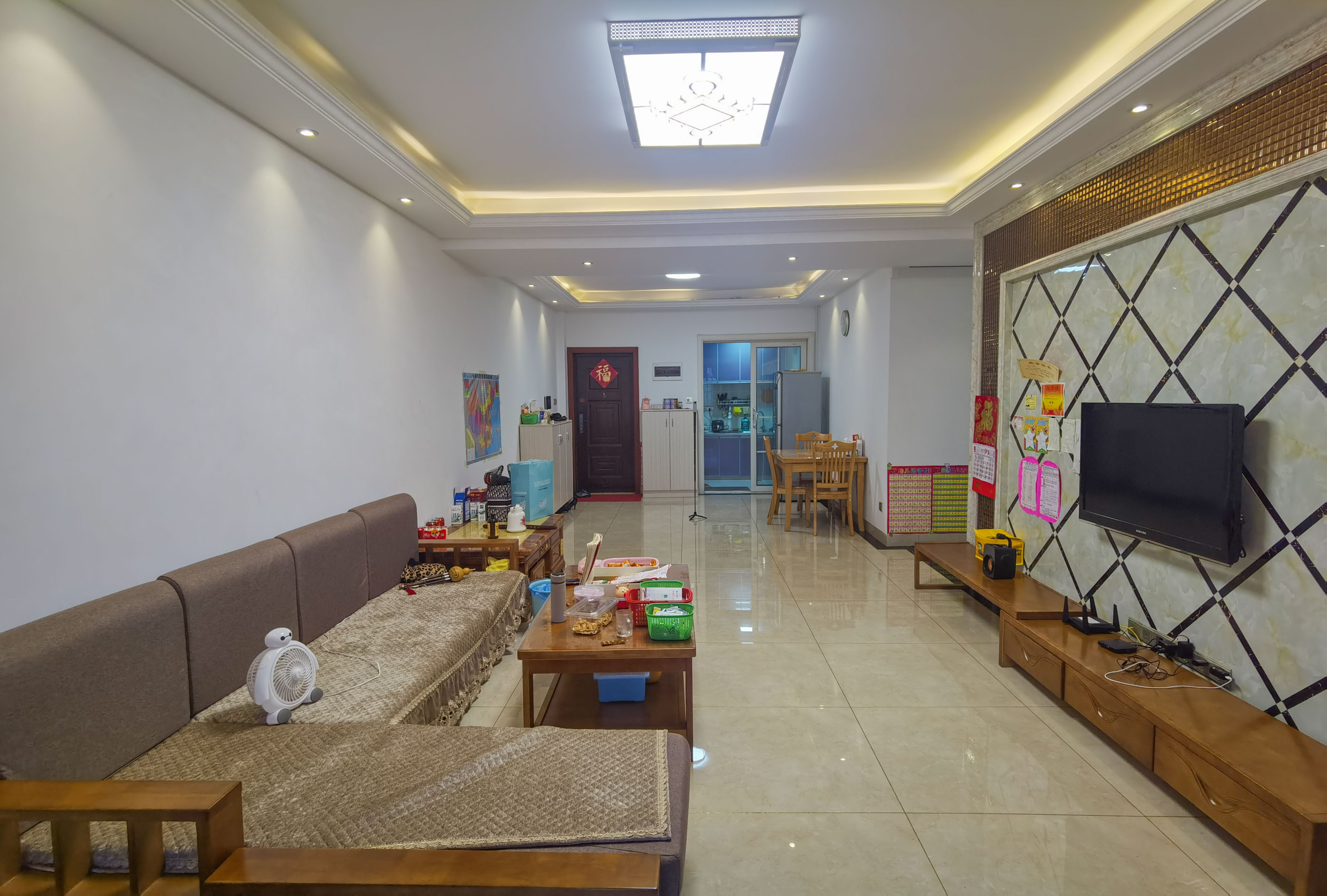 山水洲城华晨第一城 3室2厅2卫 82.0万 山水洲城华晨第一城 3室2厅2卫 82.0万客厅