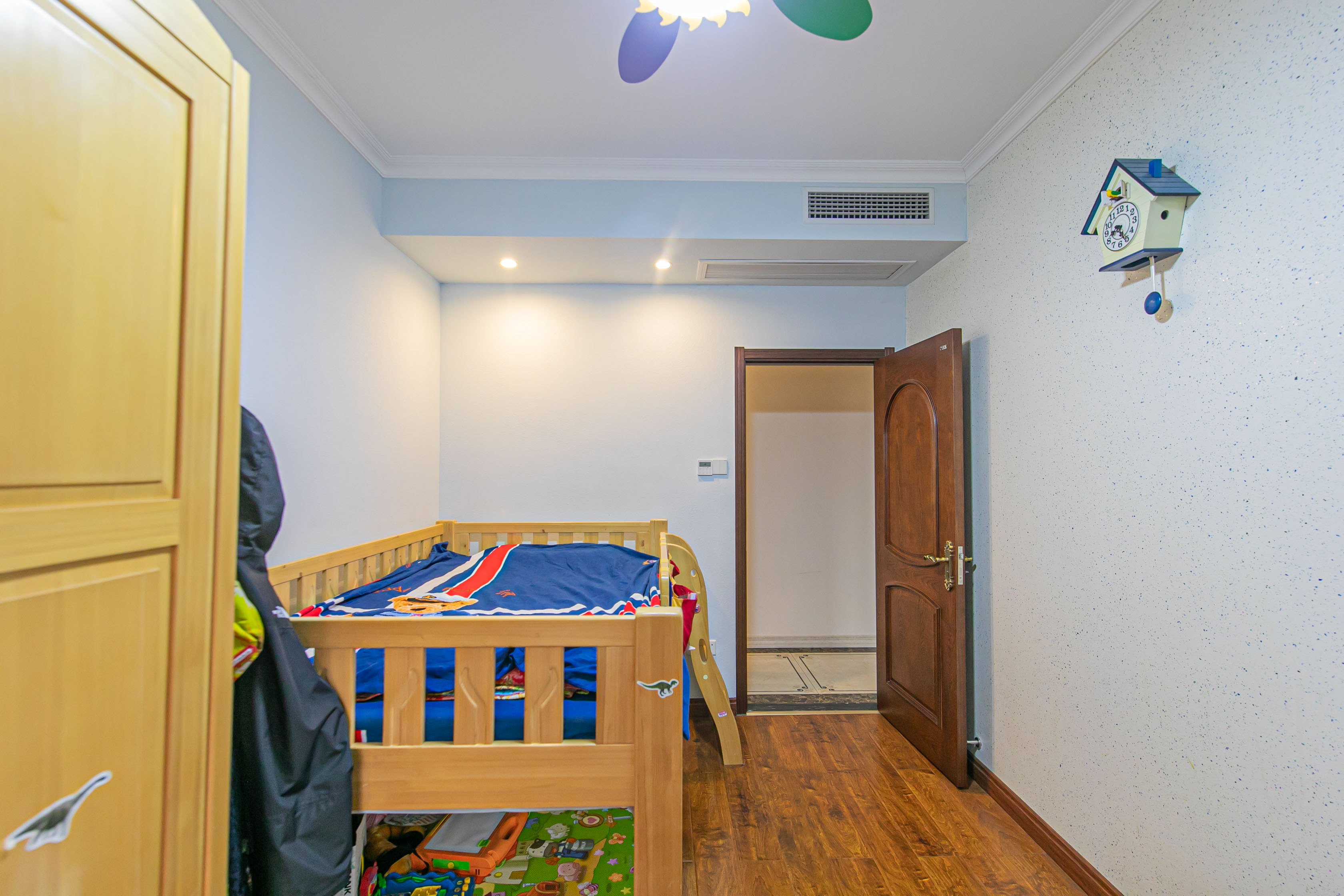 深业睿城 5室2厅2卫 290.0万 深业睿城 5室2厅2卫 290.0万卧室