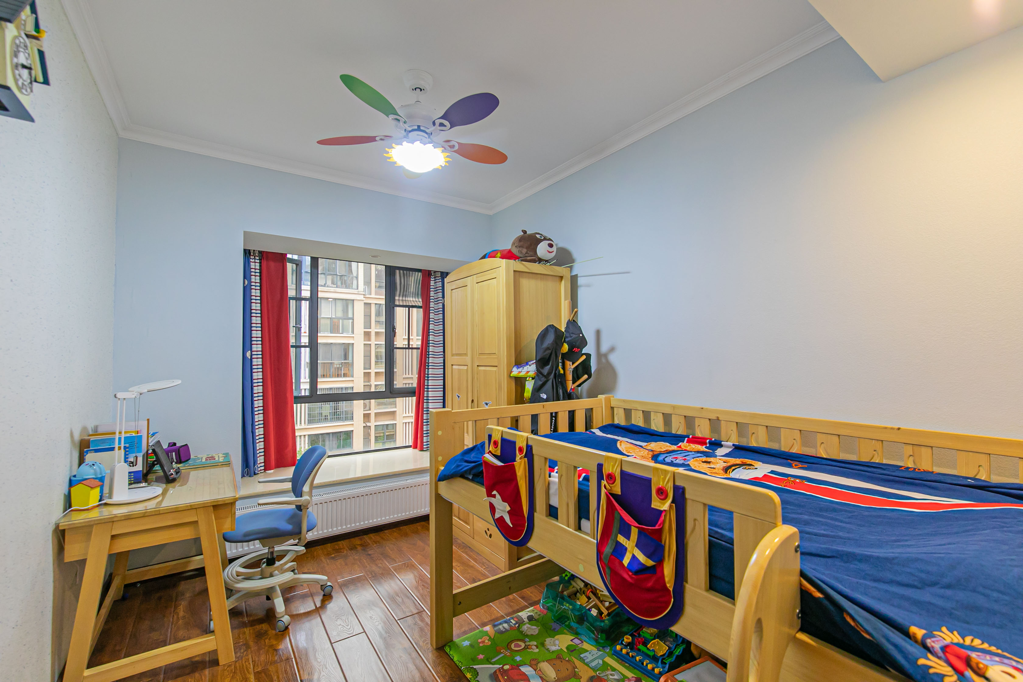 深业睿城 5室2厅2卫 290.0万 深业睿城 5室2厅2卫 290.0万卧室