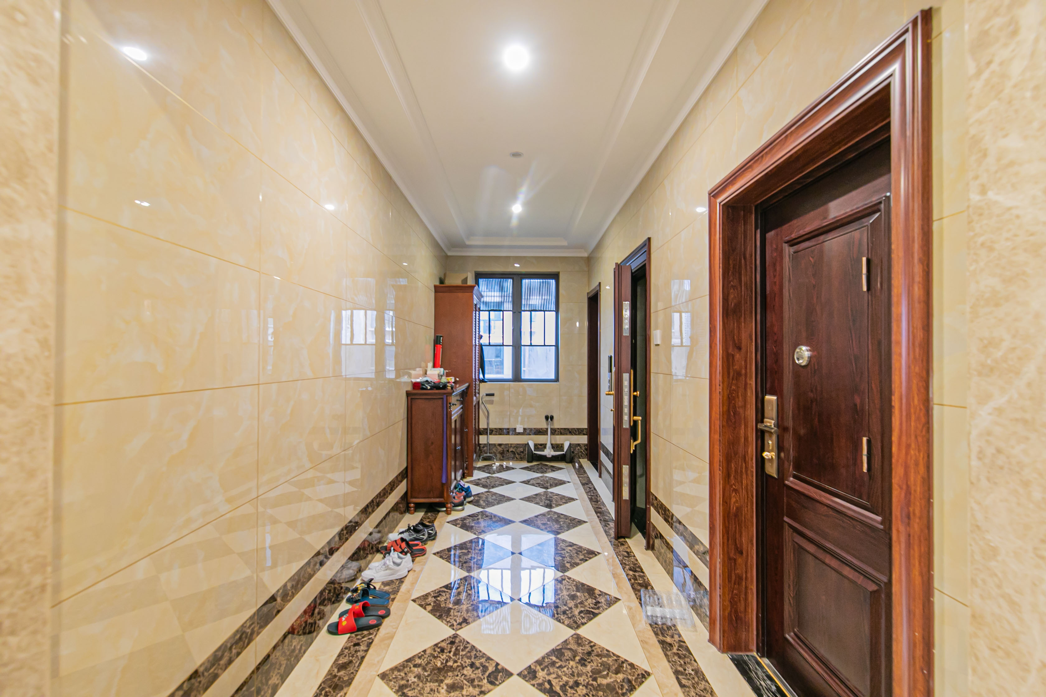 深业睿城 5室2厅2卫 290.0万 深业睿城 5室2厅2卫 290.0万阳台