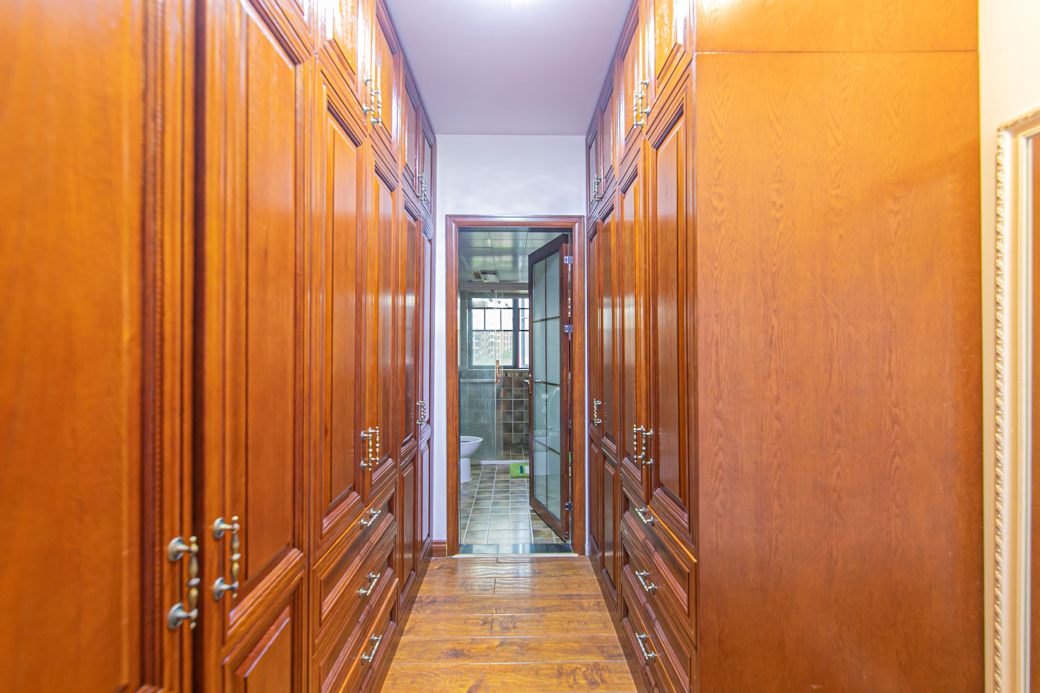 深业睿城 5室2厅2卫 290.0万 深业睿城 5室2厅2卫 290.0万卧室