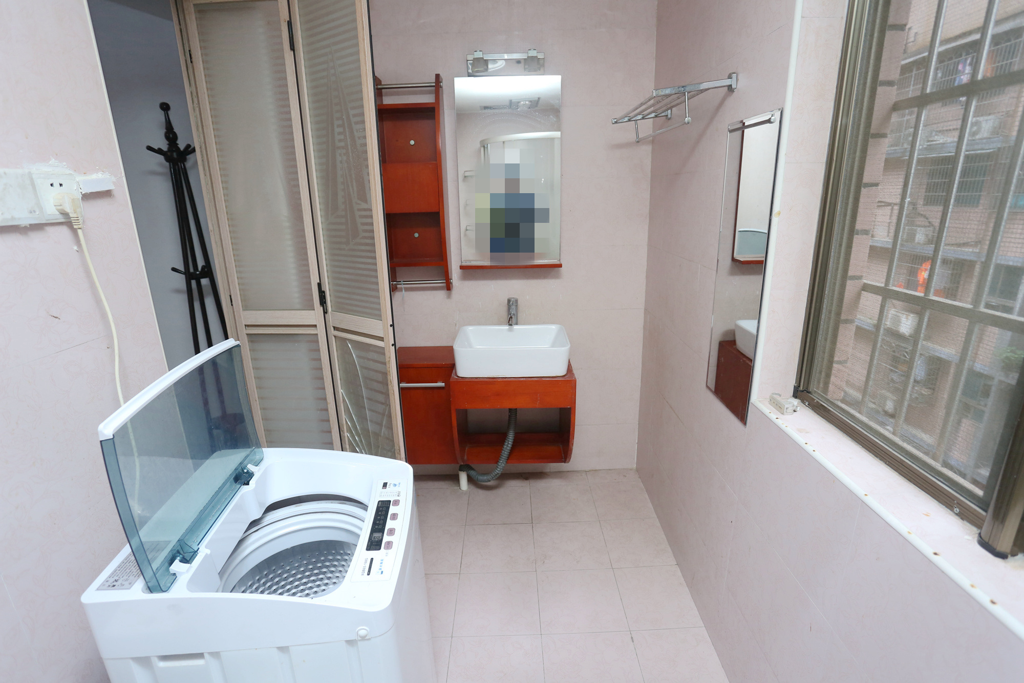 凤凰大厦  4室2厅1卫    141.5万卫生间