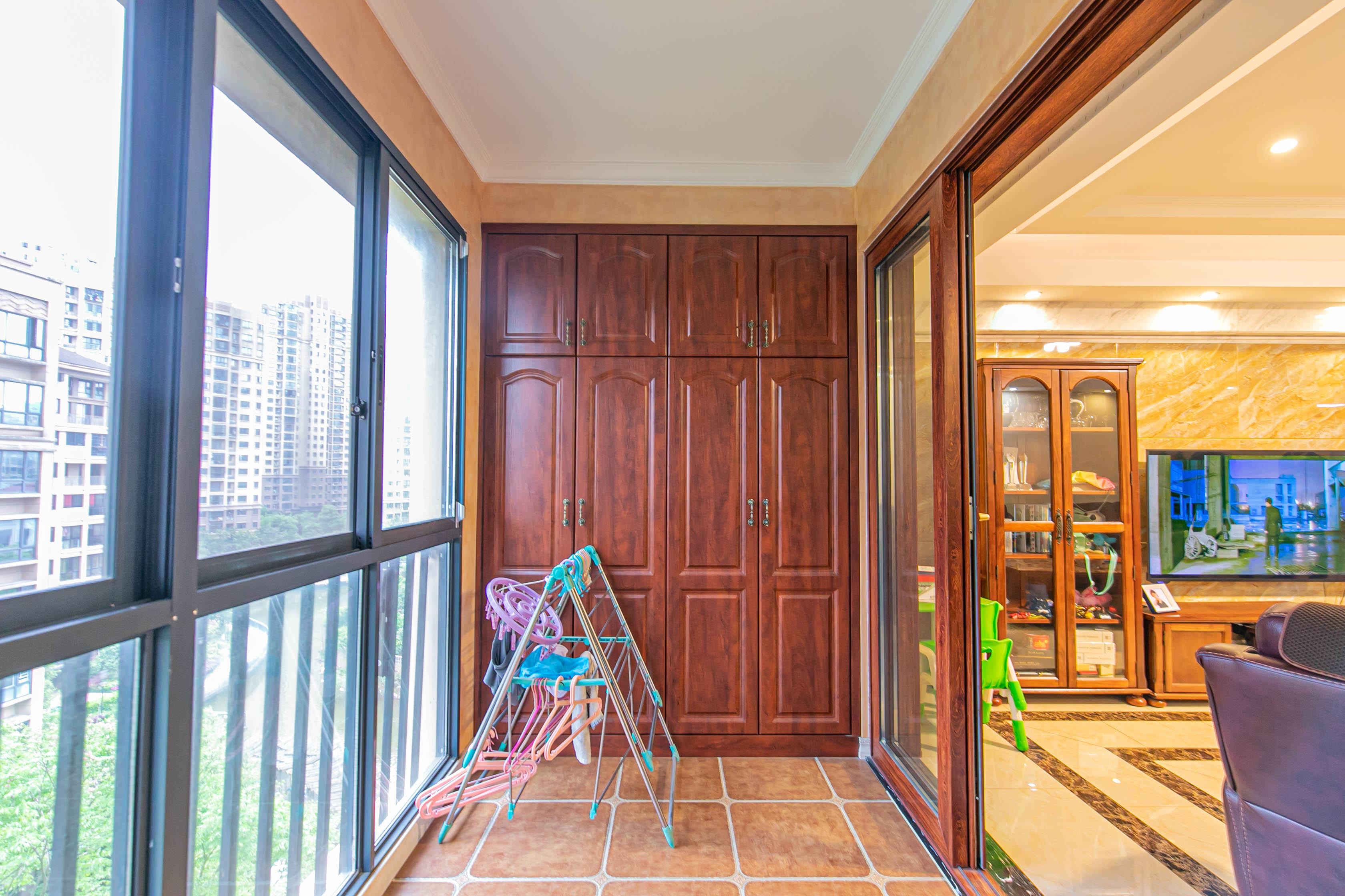 深业睿城 5室2厅2卫 290.0万 深业睿城 5室2厅2卫 290.0万阳台