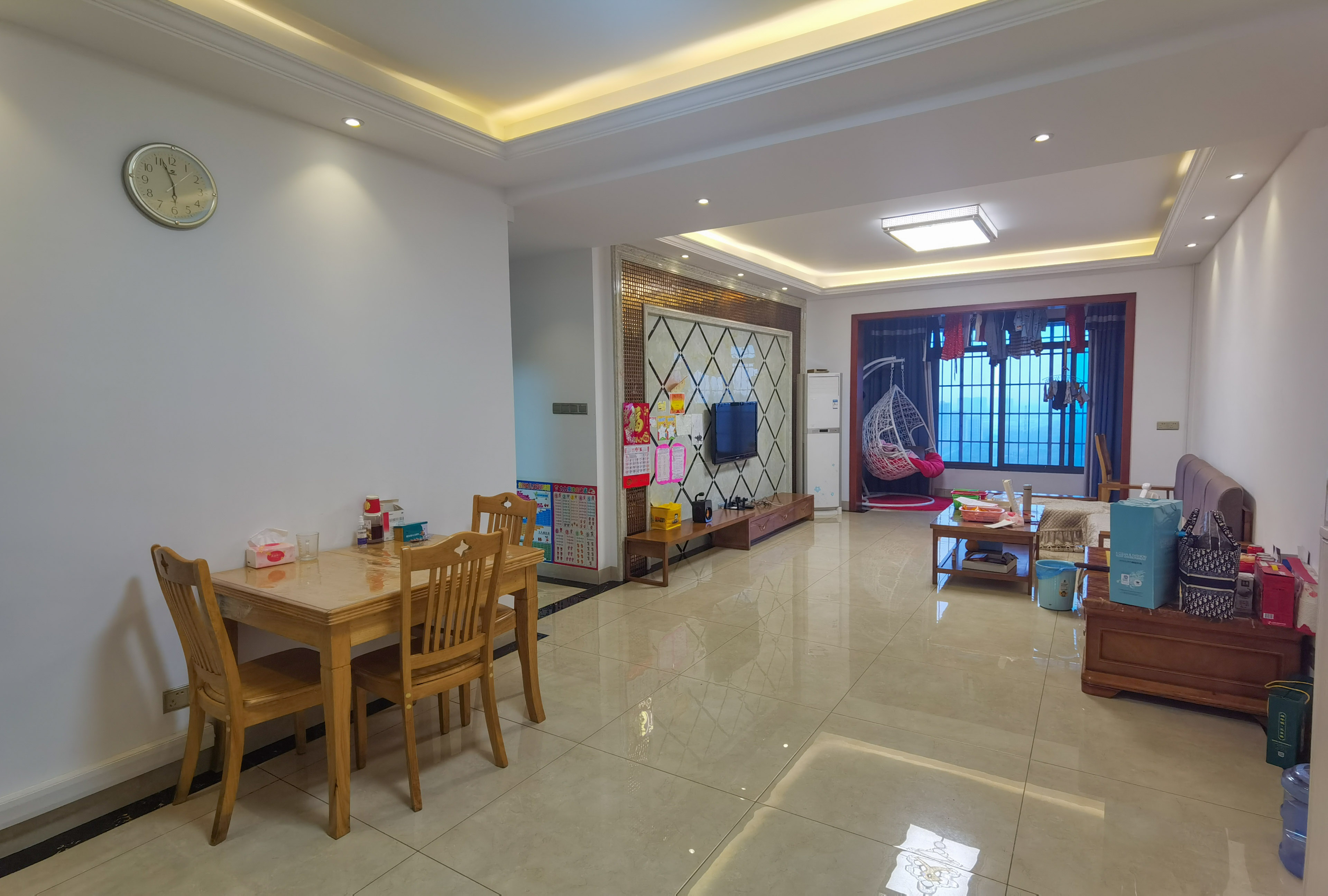 山水洲城华晨第一城 3室2厅2卫 82.0万 山水洲城华晨第一城 3室2厅2卫 82.0万客厅