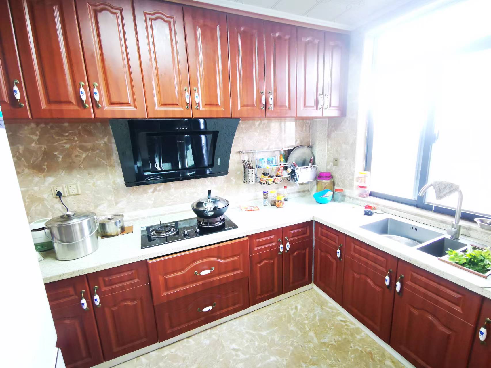 山水国际 4室2厅1卫 136.0万 山水国际 4室2厅1卫 136.0万客厅