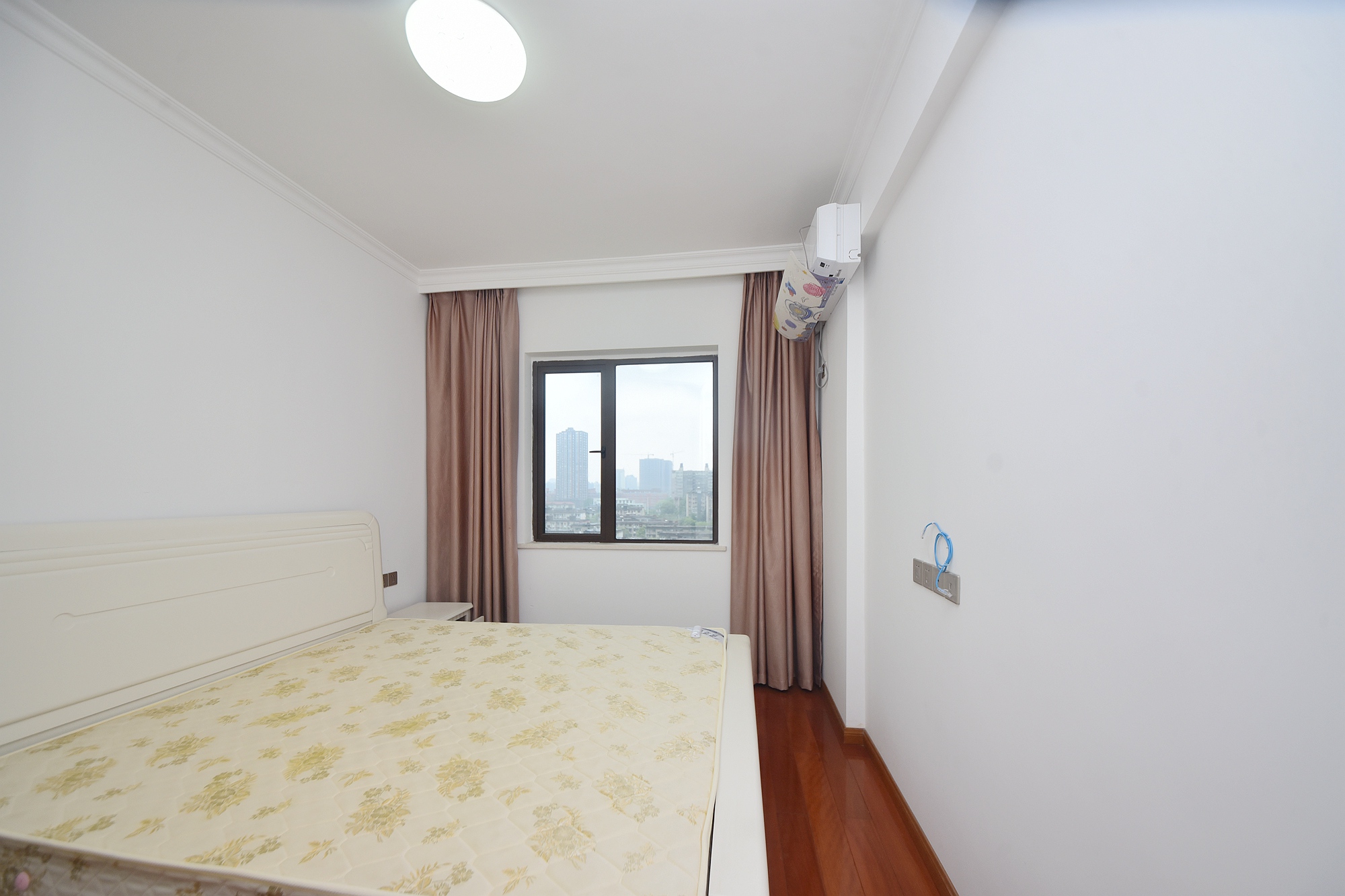 大鸿杰座  3室2厅1卫    160.0万卧室