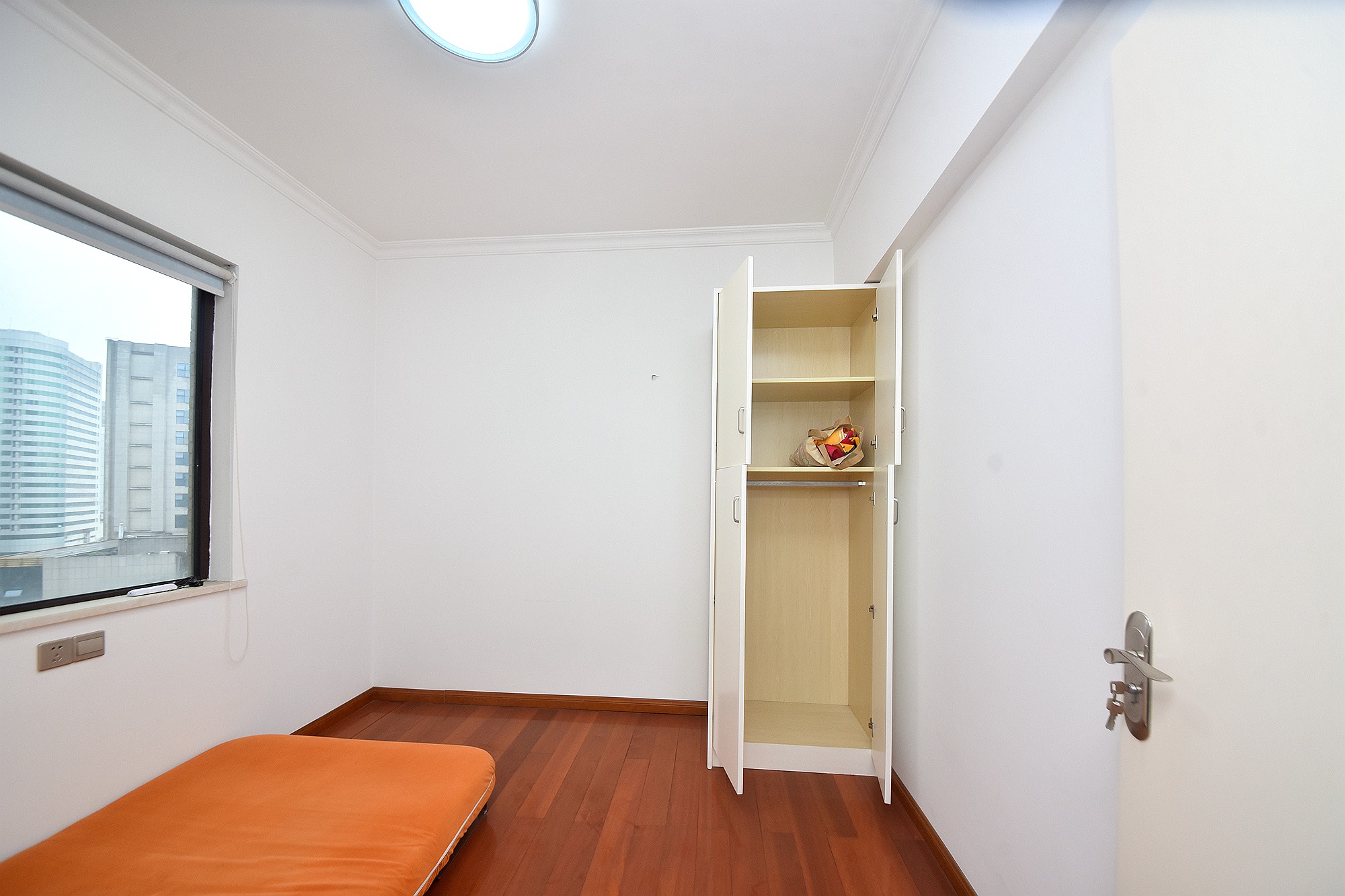 大鸿杰座  3室2厅1卫    160.0万卧室