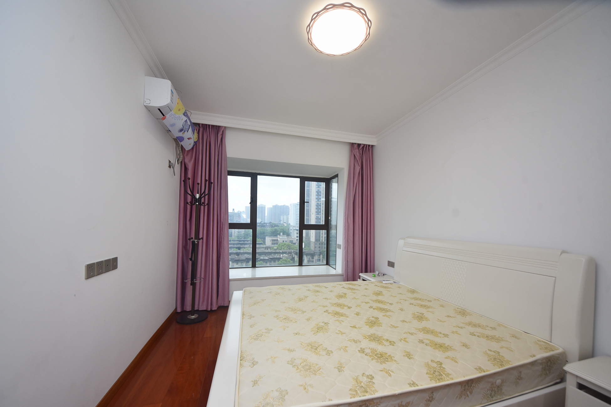 大鸿杰座  3室2厅1卫    160.0万卧室