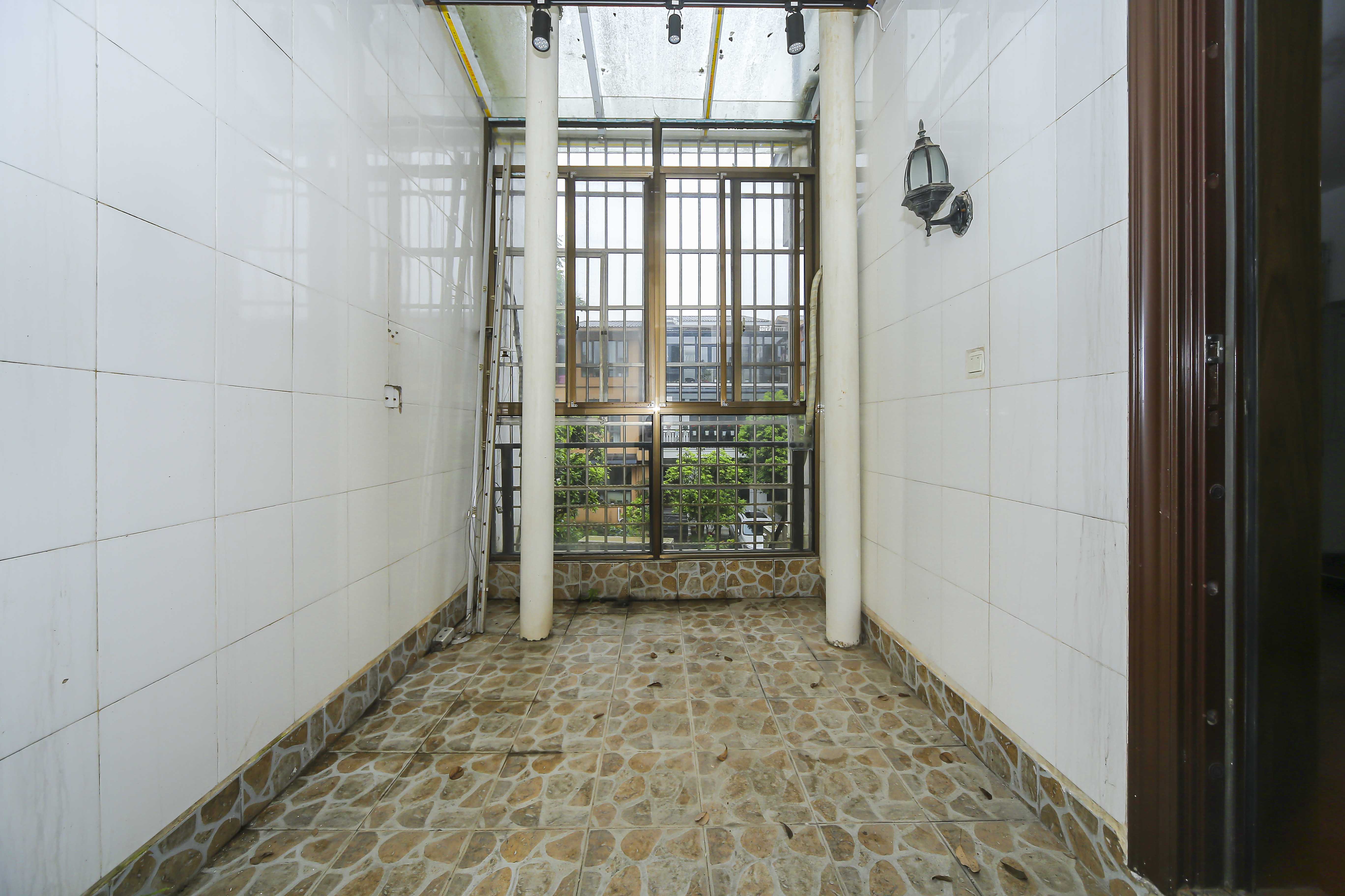 香格里麓山别墅  4室2厅3卫   340.00万阳台
