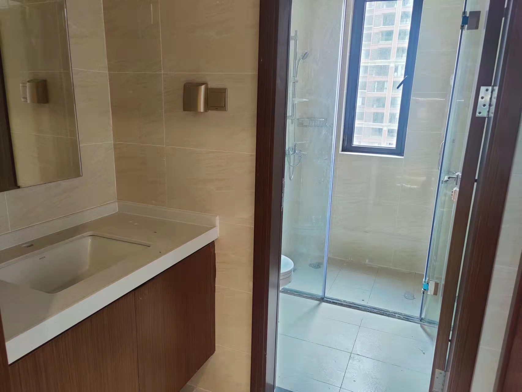 翡翠公园(北大资源) 4室2厅2卫 95.0万 翡翠公园(北大资源) 4室2厅2卫 95.0万客厅